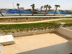 Stunning Location | Single Row | Central Hub View