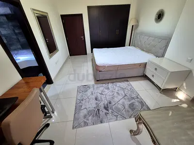 In RUSSIAN speakers occupied flat Master attached washroom, for 1 person only.