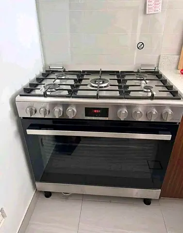 Full gas cooker 5 burner Bosch brand neat and clean , same like a new