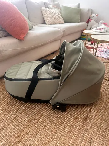 Yoyo babyzen Portable Baby Carrycot / Bassinet in olive - only used twice