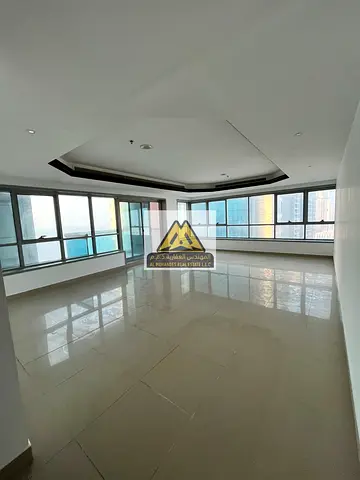 فرصة مميزة للسكن في موقع راقٍ على كورنيش عجمان داخل كورنيش تاور، مع إطلالة بحرية كاملة ومساحة واسعة تناسب