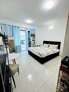 🏡 Female Bedspace Available | Balcony Room | In Front of Financial Centre Metro