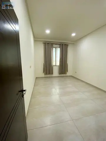 * شقة واسعة ونظيفة، غرفتان وصالة كبيرة مريحة توفر معيشة مثالية
