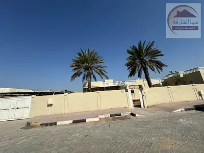 للبيع فيلا فى منطقه القوز ضاحيه واسط على  الشارع الرئيسي مقابل السويحات موقع مميز جدا جدا قريب جدا لشارع المطار وشارع الشيخ محمدبن زايد  المساحة 12000