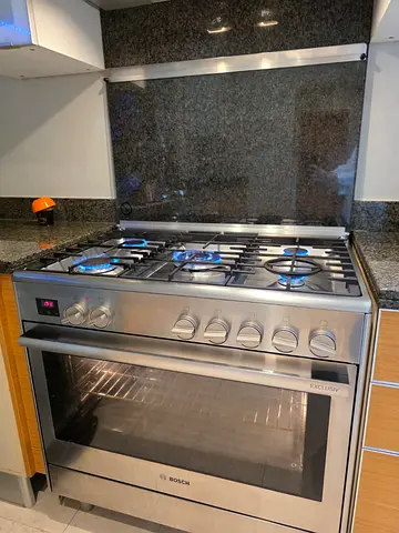 Free Standing Bosch Gas Cooker with Electric Oven EXCLUSIV  90X60 cm Model :HSB738357M Bought Dhs 68