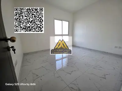 شقة غرفتين وصالة للإيجار السنوي في الراشدية – شارع الميناء، تتميز بمساحة كبيرة جداً وإطلالة مباشرة على ميناء عجمان، مع موقع حيوي قريب من جميع الخدمات