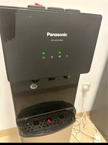 Bottom load water dispenser
