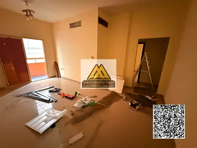 شقة مناسبة للسكن العائلي بمساحة جيدة وتصميم عملي، تقع في موقع راقي وقريب من جميع الخدمات الأساسية والمواصلات، مع سهولة الوصول إلى الشارقة ودبي وطريق ا