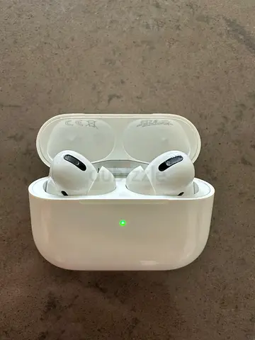 Apple AirPods Pro – MagSafe Charging Case