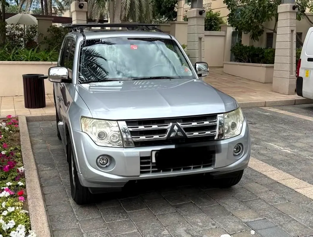 Mitsubishi Pajero 2012 — photo 1 of 9