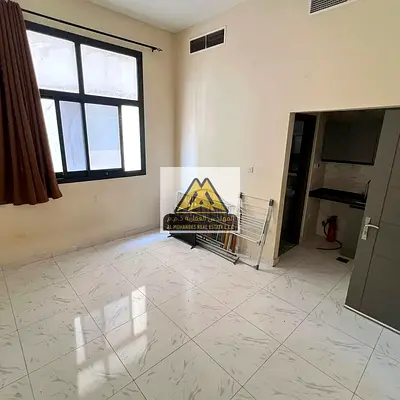 يتميز الاستوديو بأنه ثاني ساكن، مع تصميم عملي ومساحة مناسبة جدًا تتيح سهولة ترتيب الأثاث والعيش براحة. كما يحتوي على مطبخ شبه منفصل يوفر خصوصية أثناء