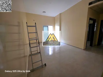 شقة مميزة للإيجار السنوي في منطقة الجرف 2 بعجمان، بحالة شبه جديدة (ثاني ساكن)، تتميز بموقع حيوي قريب من الجامعات والمدارس ومناسبة للسكن المريح.