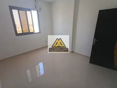 خيار العائلات الأول – شقة غرفتين وصالة للإيجار السنوي في منطقة العالية 2 حمام، مساحة رحبة، وموقع استثنائي مباشرة على مخرج الشارقة ودبي