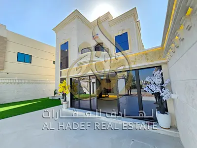 فيلا أول ساكن للبيع في المويهات عجمان سكني تجاري على شارع رئيسي 5 غرف ماستر مجلس وصالة حوش كبير مع شلال جلسة روف تشطيب سوبر ديلوكس تكييف سمارت موفر لل