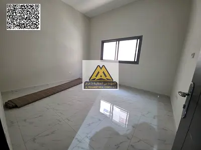 فرصة اقتصادية مميزة للإيجار السنوي في الجرف الصناعية 3 عجمان، استوديو بمساحة كبيرة مع مطبخ منفصل وتكييف مركزي، يوفر سكنًا عمليًا ومريحًا في موقع حيوي