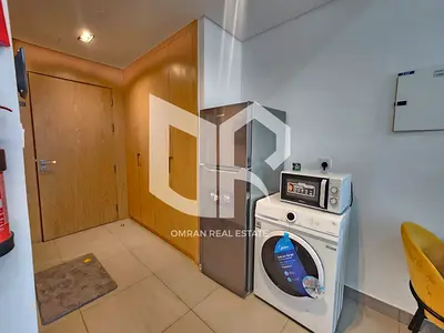 🏡 فرصة ذهبية – استوديو مفروش للبيع في الممشى الشارقة | إطلالة مسبح | جاهز للسكن والاستثمار 🌊🔥
