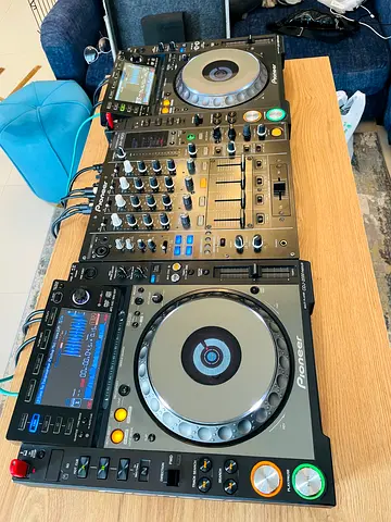 Pioneer CDJ 2000 nexus PAIR with DJM 900nexus DJ Mixer