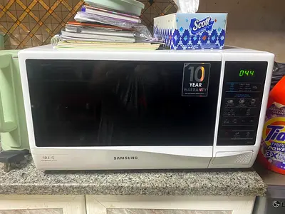 Samsung countertop microwave oven - good working condition