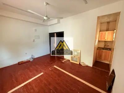 استوديو للإيجار السنوي في منطقة ليواره استوديو بمساحة كبيرة وتصميم عملي يوفر راحة في الاستخدام، مع مطبخ شبه منفصل يمنح خصوصية أفضل وتنظيم مميز للمساحة