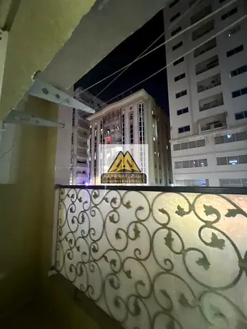 شقة بمساحة كبيرة جداً وتصميم عملي، مناسبة للسكن العائلي، وتقع في موقع حيوي على شارع الملك فيصل وقريبة من جميع الخدمات الأساسية والمواصلات.