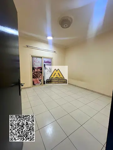 شقة بمساحة كبيرة جداً وتصميم عملي، مناسبة للسكن العائلي، وتقع في موقع حيوي على شارع الملك فيصل وقريبة من جميع الخدمات الأساسية والمواصلات.