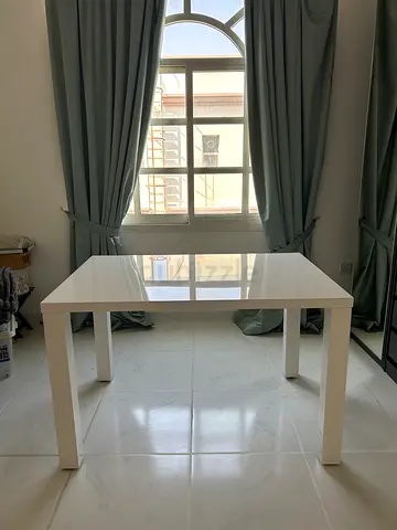IDdesign Sturdy and stylish lacquered table 120cm x 80cm