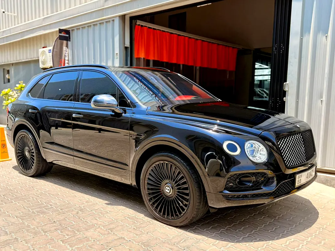 Bentley Bentayga 2017 — photo 1 of 11
