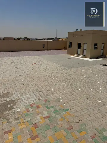 للايجار / ارض مسوره بالشارقه / الصجعه الصناعيه / مساحه ٨١٥٠ قدم زاويه شارعين