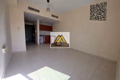 مساحة كبيرة | نظيف جداً | موقع مميز بالقرب من جميع الخدمات وبجوار ابراج الفالكون | تكييف مركزي