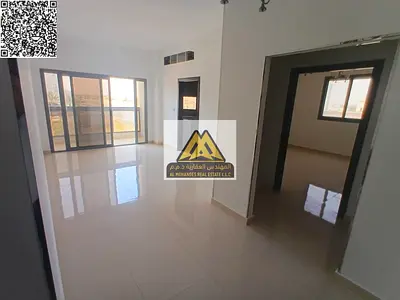 شقة مميزة للإيجار السنوي في منطقة العالية بعجمان، بمساحة كبيرة وموقع حيوي على مخرج الشارقة ودبي، وقريبة من جميع الخدمات، داخل بناية عائلات.