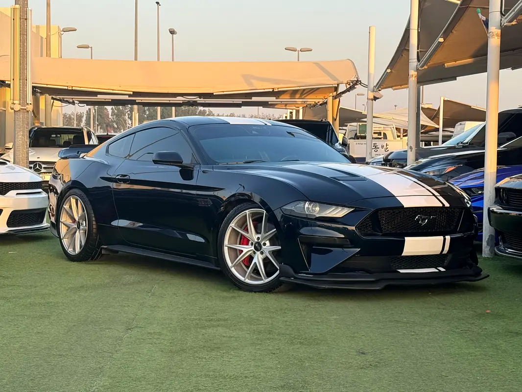 Ford Mustang 2021 — photo 1 of 13