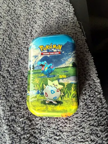 Pokémon Trading Card Game Tin (ascended heros)