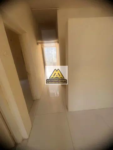للإيجار كامب سكني في منطقة الراشدية 1 – عجمان، بموقع استراتيجي قريب من شارع الميناء وأبراج الخور، في منطقة حيوية ومخدّمة، مناسبة لسكن العمال أو الموظف