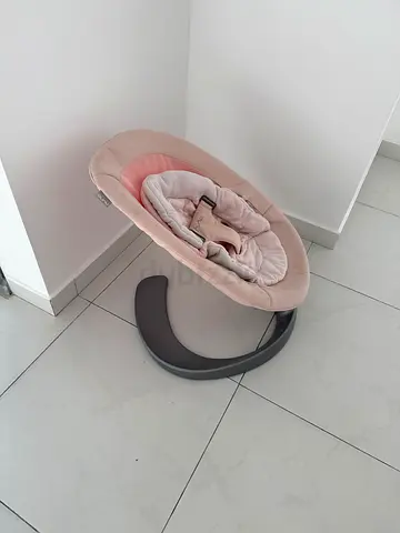 Barely used pink baby rocker / bouncer (comfortable infant seat) Nuna brand