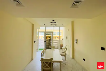 Front parking | 2 yards | Close to amenities
