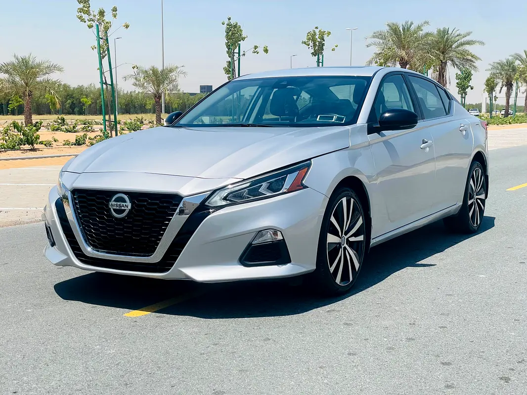 Nissan Altima 2021 — photo 1 of 17