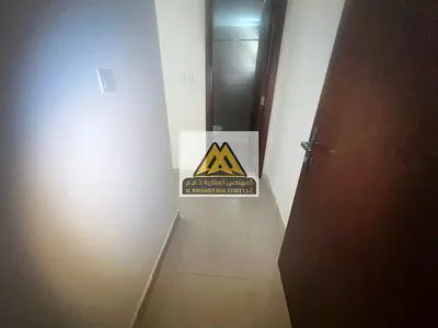 شقة للإيجار السنوي في النعيمية 1 بموقع مميز جداً  تتكون من 3 غرف نوم (غرفتين ماستر) و5 حمامات  مزودة بخزائن مدمجة، مطبخ منفصل، بلكونة، غرفة غسيل وغرفة