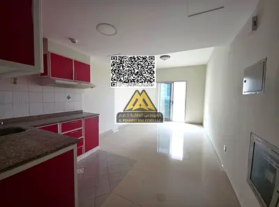 استوديو للإيجار السنوي في الحميدية عجمان، يتميز بمساحة كبيرة وبلكونة بإطلالة مفتوحة، مع تكييف مركزي وموقف سيارات مجاني أسفل البناية، في موقع هادئ وقري