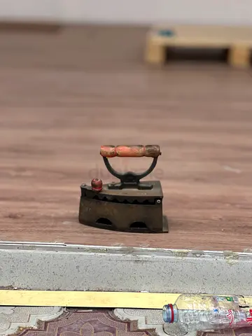 مكواة فحم عتيقة Vintage Charcoal Iron with Wooden Handle