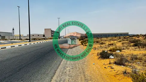 **🏭أرض صناعية للبيع بمساحة 29,064 قدم مربع على الطريق الرئيسي في منطقة الإمارات الصناعية الحديثة، أم القيوين**📍