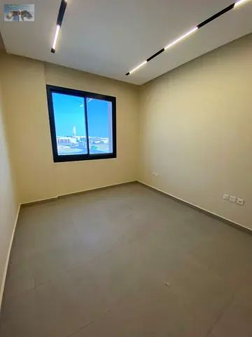 شقة غرفة وصالة بتصميم عملي ومساحة مريحة، توفر سكن هادئ بالجرف الصناعيه 3، مع بلكونة وخزائن حائط