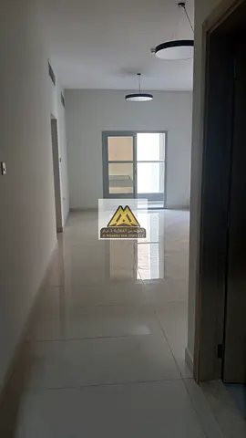 فرصة مميزة للسكن في منطقة الجرف 2، بموقع حيوي جدًا خلف داي تو داي وأمام فندق راديسون بلو مباشرة، مع إطلالة مفتوحة ومساحة كبيرة.