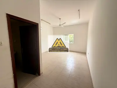 استوديو واسع في المويهات 3 عجمان، مطبخ شبه منفصل، تكييف سبليت، مباشر على مخرج دبي، قريب من الخدمات. 18,000 سنويًا، 4 دفعات.