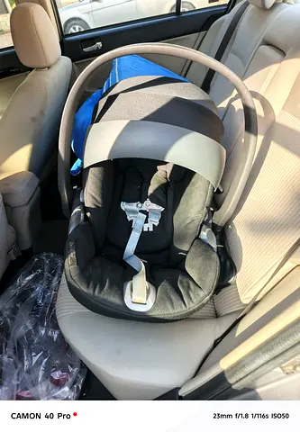 Infant rear-facing car seat / baby carrier - good condition