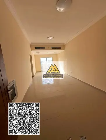 شقة مميزة بمساحات كبيرة وتصميم حديث مناسب للعائلات، تتكون من غرفتين نوم وصالة مع بلكونة وثلاثة حمامات تشمل غرف ماستر، مع خزائن حائط وتشطيب عملي يوفر ا