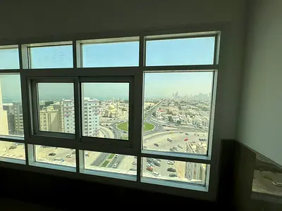 أرقى وأكبر غرفتين وصالة بمنطقة البوطينة الشارقة | 3 حمامات | غرفة خادمة | خزائن بالحائط | قريبة من جميع الخدمات | اطلالة بحرية | دفعات مرنة