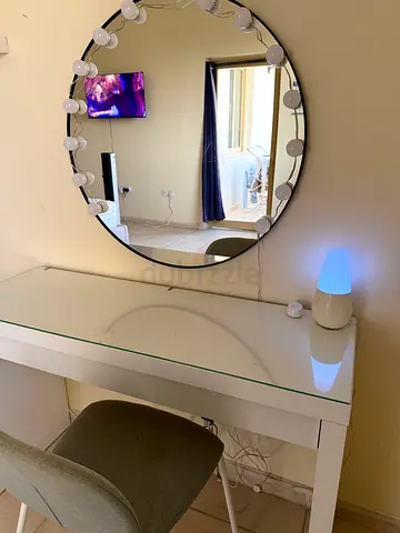 Round Hollywood Vanity Mirror with Bulbs - White Frame