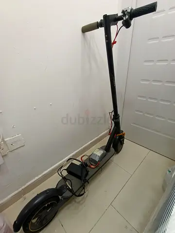 Used electric scooter — working, needs  new battery setup سكوتر مستعمل ويريد فقط بطاريه ومعه الشاحن
