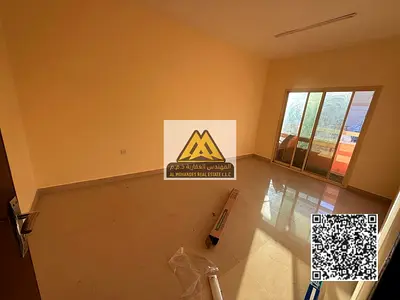 شقة غرفة وصالة بمساحة كبيرة ونظيفة في موقع حيوي قريب من جميع الخدمات الأساسية مثل الأسواق، المدارس، المطاعم ووسائل النقل، مع سهولة الوصول إلى الطرق ال