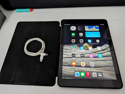 Apple IPad 5th Gen with Smart Cover, Lightning cable and charger- Good Condition